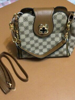 Classic Shoulder Bag Label:  Liz Claiborne Style:  shoulder Material:  pleather,